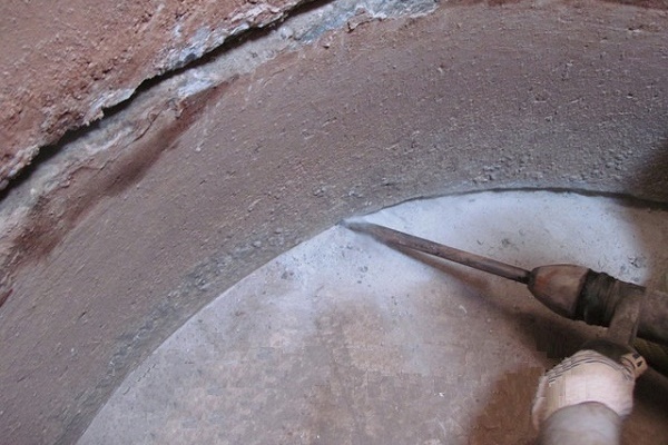Как заделать трещины в бетонных кольцевых колодцах: причины поломки и решения